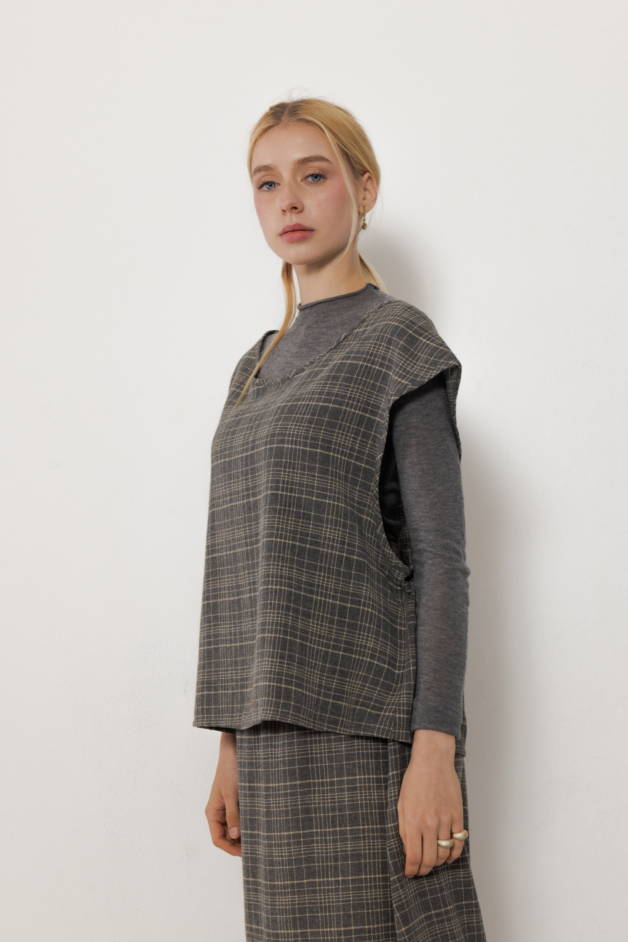 DUST VEST